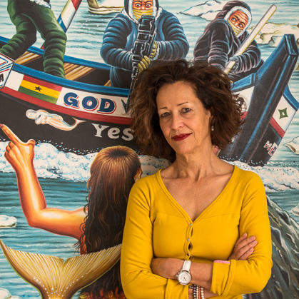 Regula Tschumi in front of a Ghanaian fantasy-boat painting